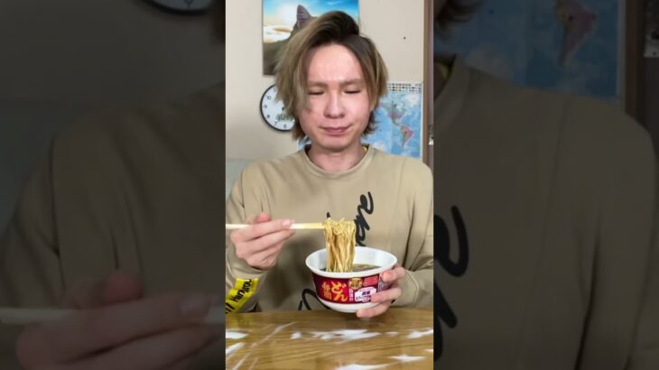 赤ワインのカップ麺だとおお(; ･`д･´)【大人】  PDS #shorts