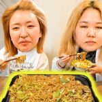 【寝起き3秒】腹痛に苦しみながら焼きそばをかちこむアラサー女たちwww