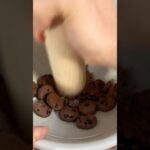 1万回プチチョコチップをすり潰して一枚のクッキーにする(๑˃̵ᴗ˂̵) PDS #shorts